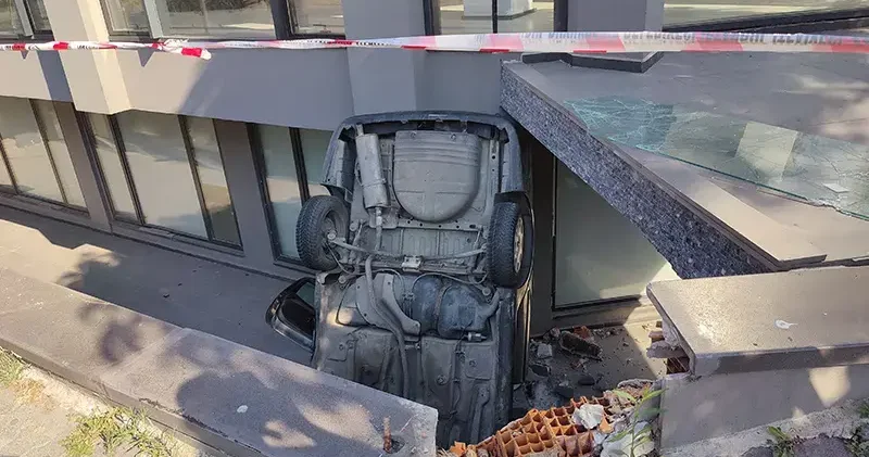 Bakırköy de otomobil apartman boşluğuna düştü: 2 yaralı