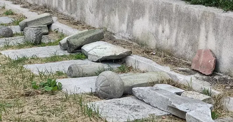Fatih te tarihi Haydarhane Camii nin haziresindeki mezar taşlarına zarar veren şüpheli kaçtı