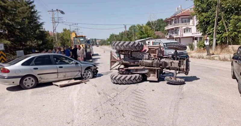Otomobilin çarptığı traktör yan yattı