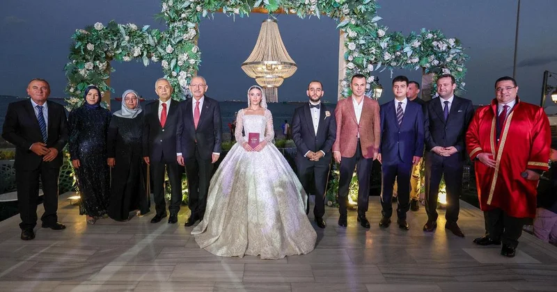 Kılıçdaroğlu, AK Parti Milletvekili Seyithan İzsiz ile birlikte nikah şahitliği yaptı