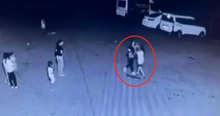 Site bahçesinde 11 yaşındaki çocuğa tekme, yumruk ve tokatlı saldırı kamerada