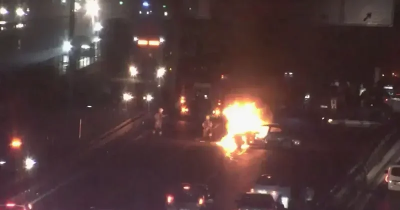 Bahçelievler de hafif ticari araç ile çarpışan otomobil alev aldı: 2 yaralı