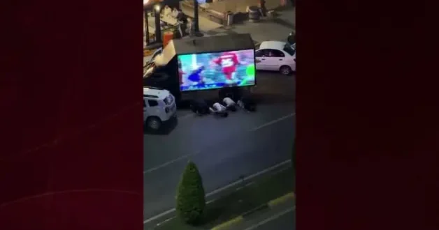 Trabzonspor taraftarları dev ekrandaki Salah videosunun önünde secde etti