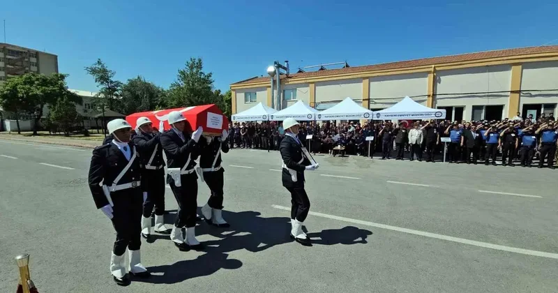Merhum polis babasını asker selamı ile uğurladı
