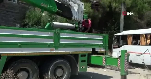 Antalya da yolcu indirmek için duran midibüse tır arkadan çarptı: 11 yaralı