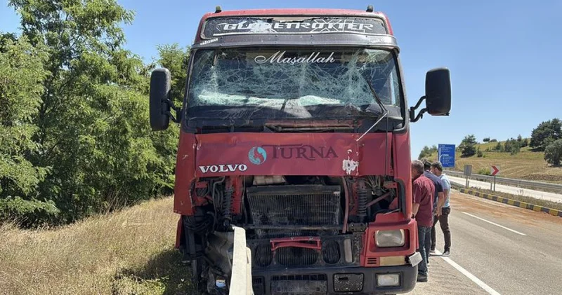 Kastamonu da TIR ile traktör çarpıştı; köy muhtarı öldü Son dakika haberleri