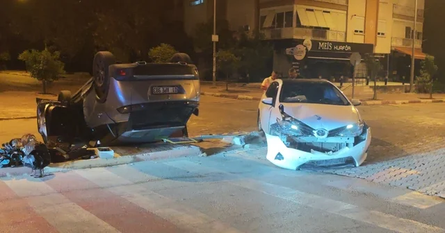 Çarpışmanın etkisiyle ters dönen otomobilden hafif yaralı çıktılar Kavşakta iki otomobil çarpıştı Antalya Haberleri Habertürk Yerel Haberler