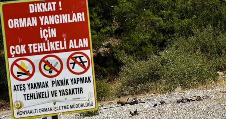 Antalya da uyarı tabelasının dibinde mangal yaktılar: Cezalara da yasağa da aldırmadılar