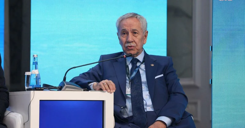 Arınç tan Davutoğlu na: Bizim çizgimizde iki hoca vardır: Erbakan Hocamızdan sonra ikinci olarak da siz anılıyorsunuz