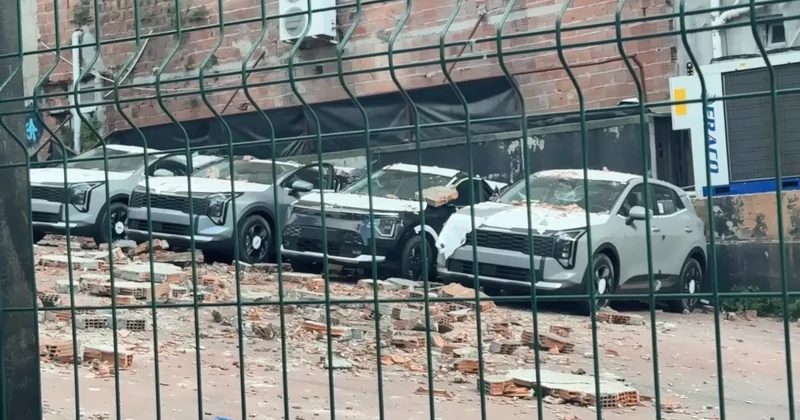 Sıfır araçların üzerine devrildi: 30 milyon liralık hasara yol açtı Sözcü Gazetesi