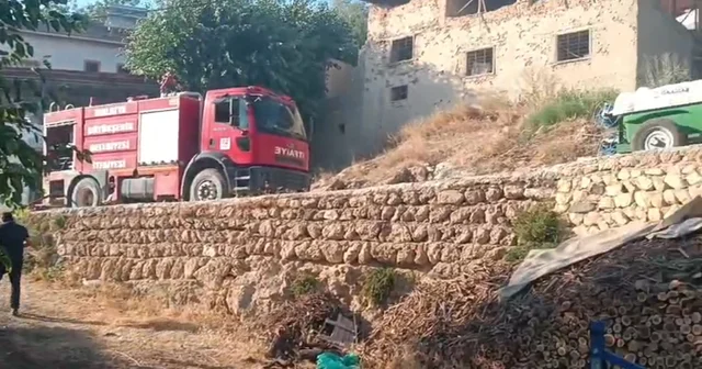 Malatya da bahçe yangını yerleşim yerine sıçradı; 2 ahır, 1 ev zarar gördü Malatya Haberleri Habertürk Yerel Haberler