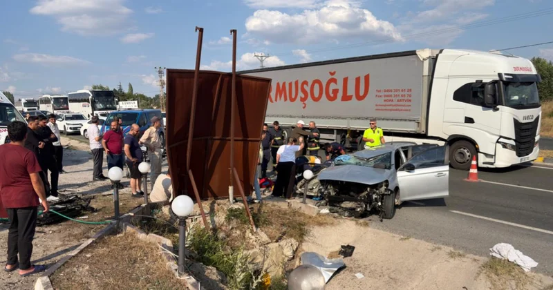 Menfeze çarpan otomobil devrildi: 2 ölü