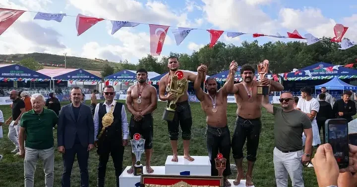 Arnavutköy Yağlı Güreşleri’nde 578 pehlivan er meydanında buluştu