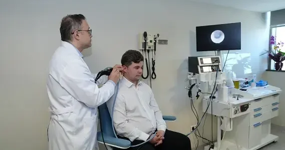 ‘Havuz suyundaki kimyasallar kulak enfeksiyonu riskini artırabilir’