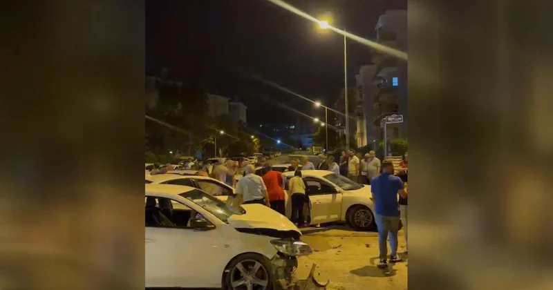 Ankara da bir otomobil park halindeki araçlara çarptı