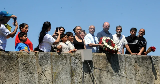 Auschwitz kampında öldürülen Romanlar törenle anıldı; Meriç Nehri ne çiçek bırakıldı Edirne Haberleri Habertürk Yerel Haberler