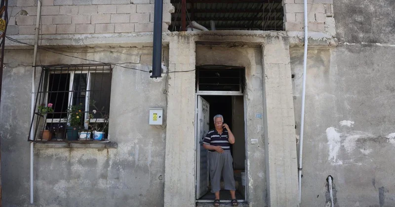 Yaşlı çiftin alevlere teslim olan 40 yıllık evlerinden geriye camı renklendiren çiçekleri kaldı