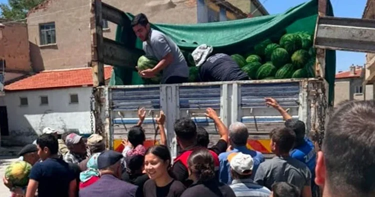 Afyonkarahisar da hayırsever iş insanı 35 ton karpuz dağıttı!