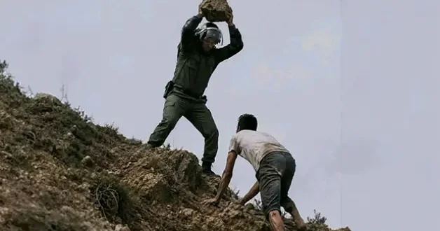 Fas askerleri İspanya sınırından dönen Faslılara taşla saldırdı