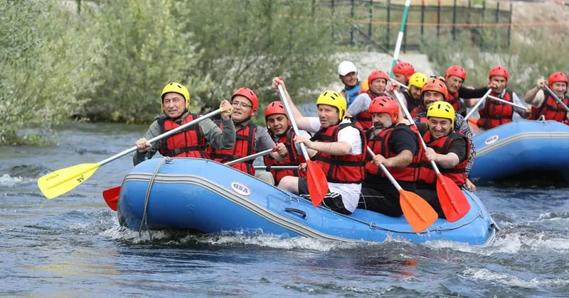 Fuat Oktay Çekerek te şampiyon sporcularla buluştu, rafting yaptı