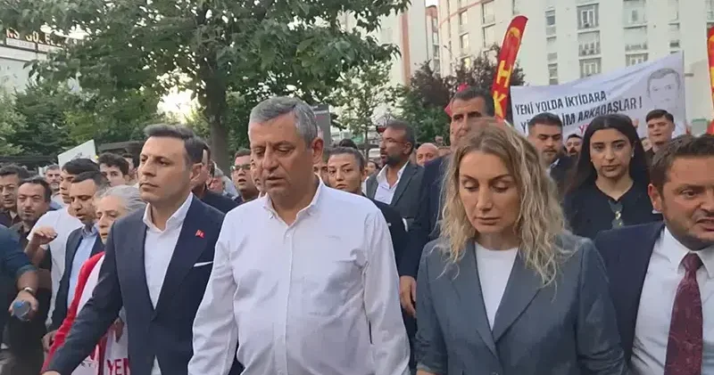 Özgür Özel, Beylikdüzü nde yürüyüşe katıldı