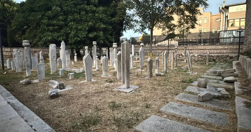 Fatih teki tarihi hazirede 7 mezar taşı tahrip edildi Son dakika haberleri