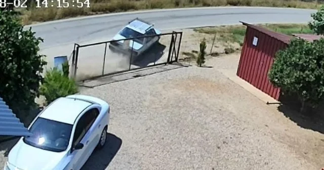 Takla atan otomobil güvenlik kamerasına yansıdı: Aynı aileden 2 kişi yaralandı, 3 çocuk kurtuldu Adana Haberleri Habertürk Yerel Haberler