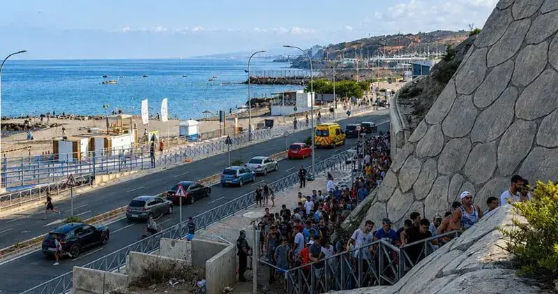 İspanya, göçmenlere karşı deniz bariyeri kurdu