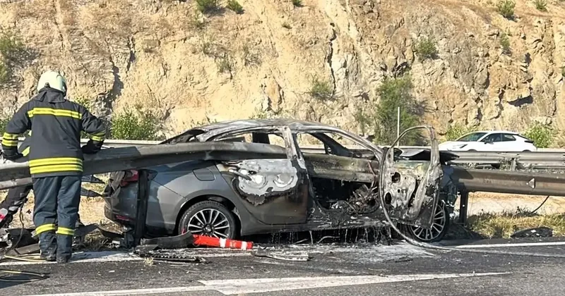 Bilecik te otomobil, bariyerlere çarparak alev aldı: 3 yaralı