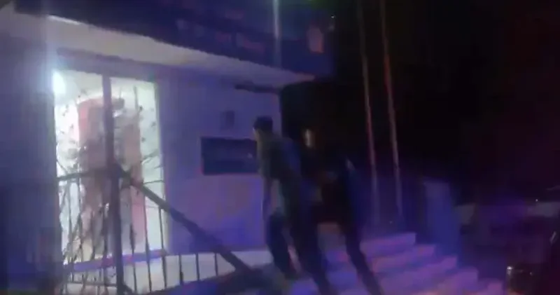 Bakırköy de parkta uygunsuz davranışlarda bulunan 2 kişi adli kontrolle serbest bırakıldı