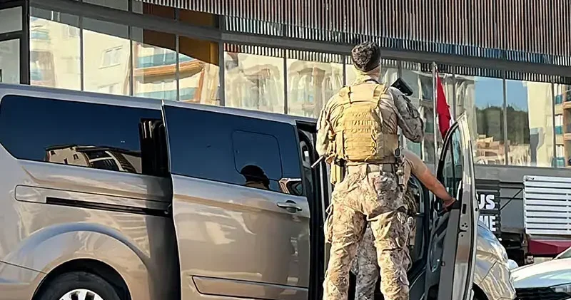 Aranan şüpheli kaçmak isterken merdivenden düşerek yaralandı
