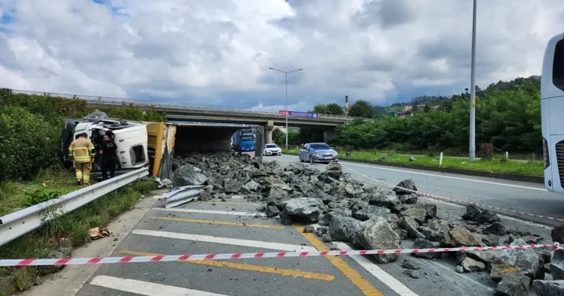 Rize’de kaza yapan kamyona arkadan gelen taş yüklü kamyon çarptı: 3 yaralı
