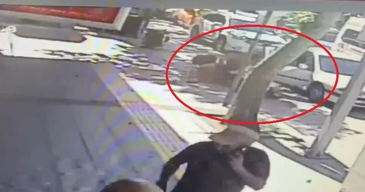 Motosikletli, otomobilin açılan kapısına çarptı: O anlar kamerada