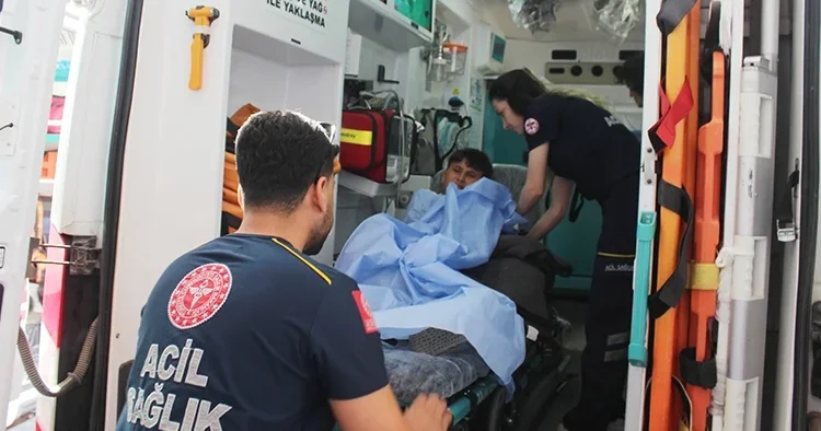 Arıdan korkup düşünce koluna demir saplandı