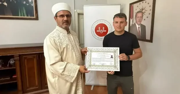 Aydın haberleri İrlandalı genç bayram namazından etkilenerek Müslüman oldu 02 Eylül 2026