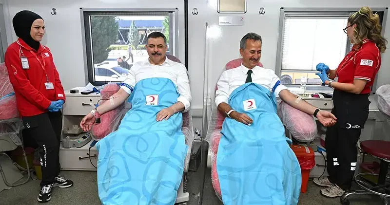 Bakan Çiftçi ve Savunma Sanayii Başkanı Görgün Kızılay a kan bağışı yaptı