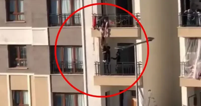 Balkondan düşmek üzere olan kız çocuğunu katları tırmanarak kurtardı