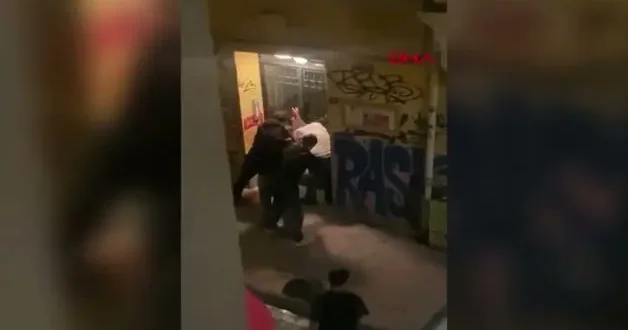 Beyoğlu nda dehşet: 4 çocuk sokak ortasında gasbettikleri adamı tekme tokat dövdü