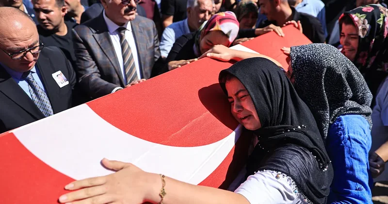 Kahreden görüntüler! Feribot faciasında hayatını kaybedenler gözyaşlarıyla defnedildi: Tek can yeleğini kızına giydirmiş...