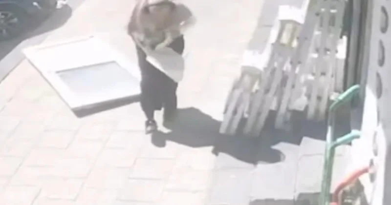 Metrelerce yüksekten düşen kapıdan saniyelerle kurtuldu