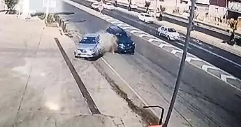 İki otomobil ile TIR’ın karıştığı kaza kamerada; 1 yaralı
