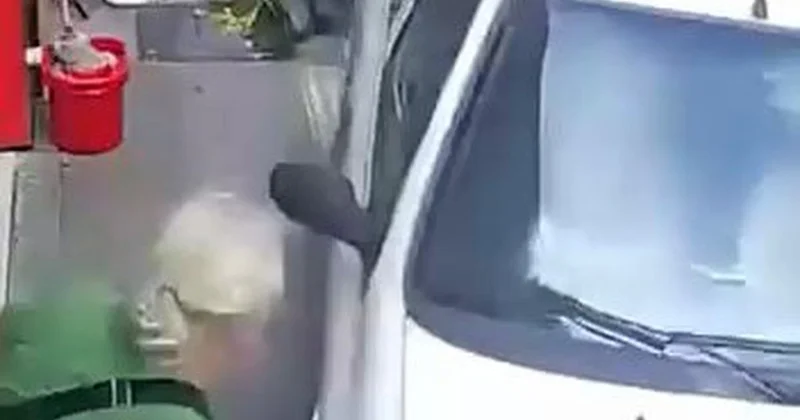 Ezilmekten kıl payı kurtuldu! Yürekleri ağza getiren anlar kamerada
