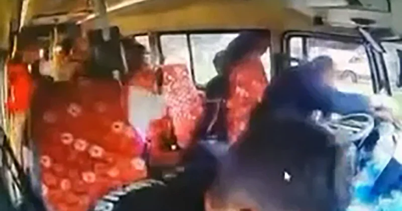 Adana da yolcularla konuşan minibüs şoförü dolmuşa çarptı, bazı yolcular yaralandı