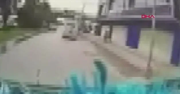 Minibüs şoförü, yolcularla konuşurken kaza yaptı