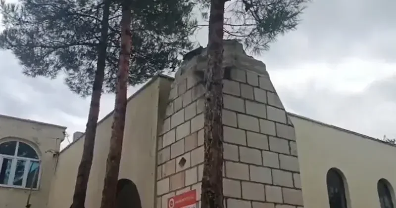 Diyarbakır’da kuvvetli rüzgarla caminin minaresi evin damına devrildi
