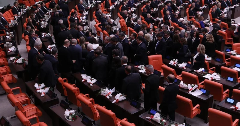Ayağa kalkmayıp, çıktılar Sözcü Gazetesi