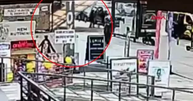Kadıköy de inşaatın dış koruma kaplamasının yayaların üzerine devrildiği anlar kamerada