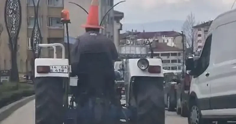 Kafasına taktığı dubayla traktörle trafikte ilerledi