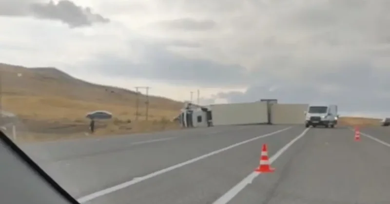 Van’da devrilen tırın sürücüsü yaralandı