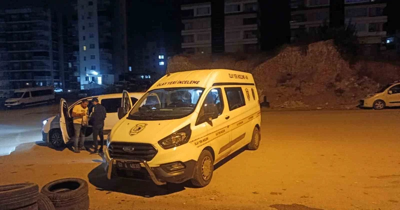 Adana Sarıçam da pencereden kaçarken 3. kattan düşen öldü, iki kişi gözaltına alındı